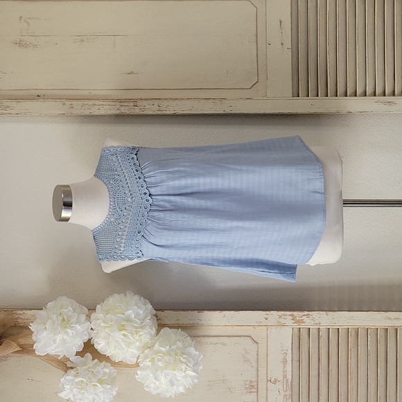 flower & feather Tops - Anthropologie Flower and Feather  blue eyeler lace neck top twomen's size small